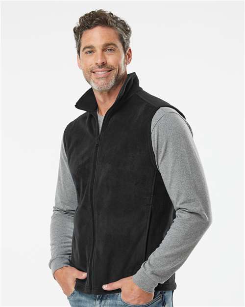 Men's Steens Mountain™ Vest – On Model – Side