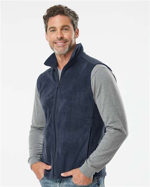 Men's Steens Mountain™ Vest – On Model – Side