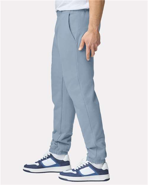 Unisex Softstyle® Midweight Pocket Sweatpants – On Model – Side