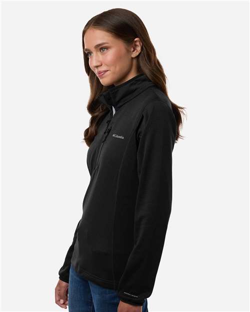 Women's Essential Hike™ Grid Fleece Half-Zip Pullover – On Model – Side
