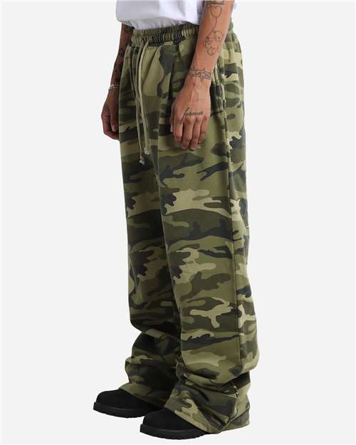 Unisex Garment-Dyed Pleated Pants – On Model – Side