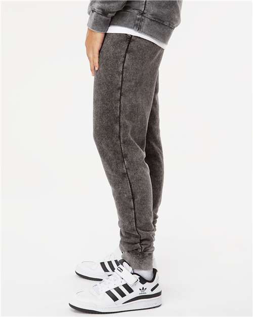 Unisex Mineral Wash Fleece Sweatpants – On Model – Side